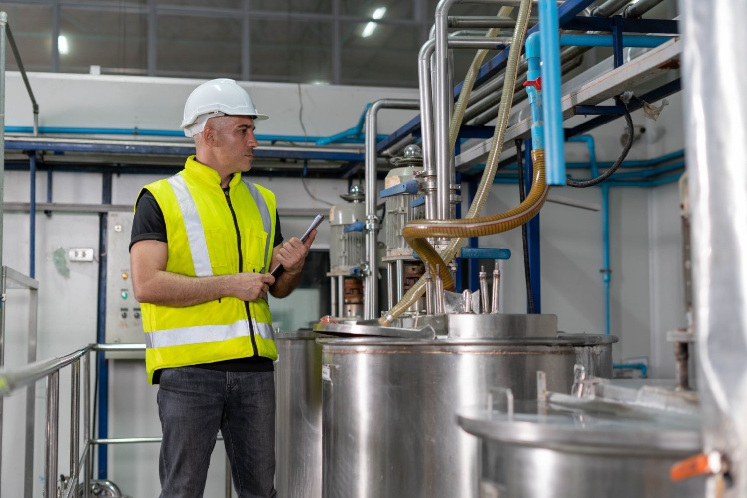 27-man-inspect-machine--1500x1000 (1)